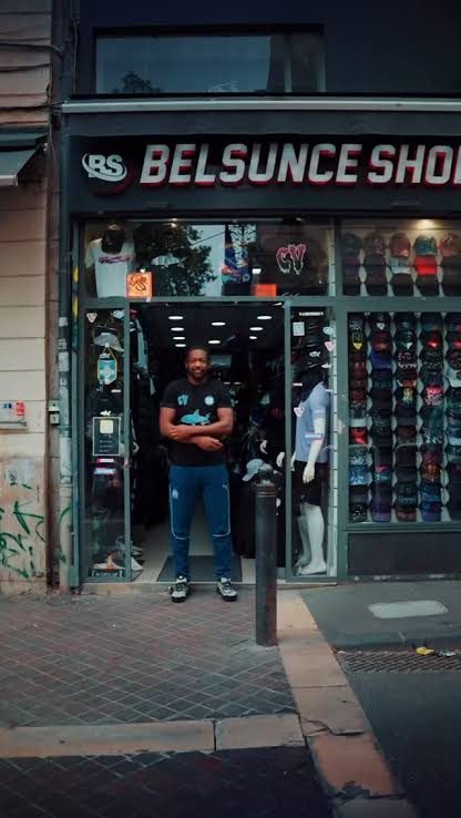 Le gérant de Belsunce Shop devant la boutique